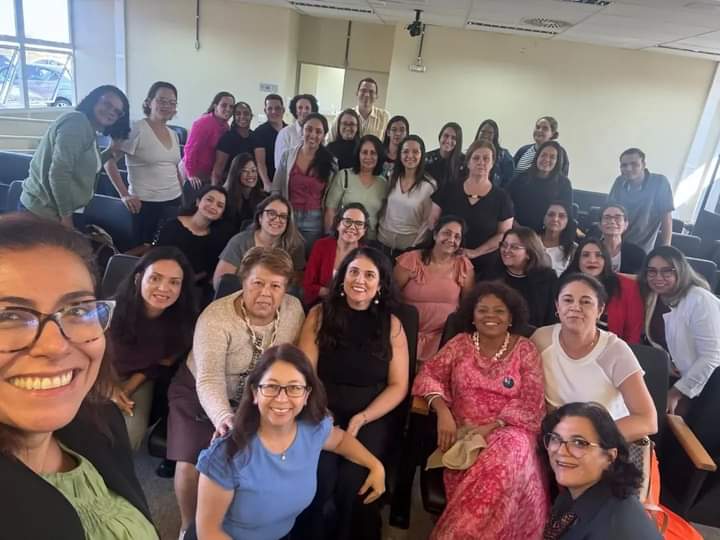 Participantes e Docentes posam para selfie em sala de aula