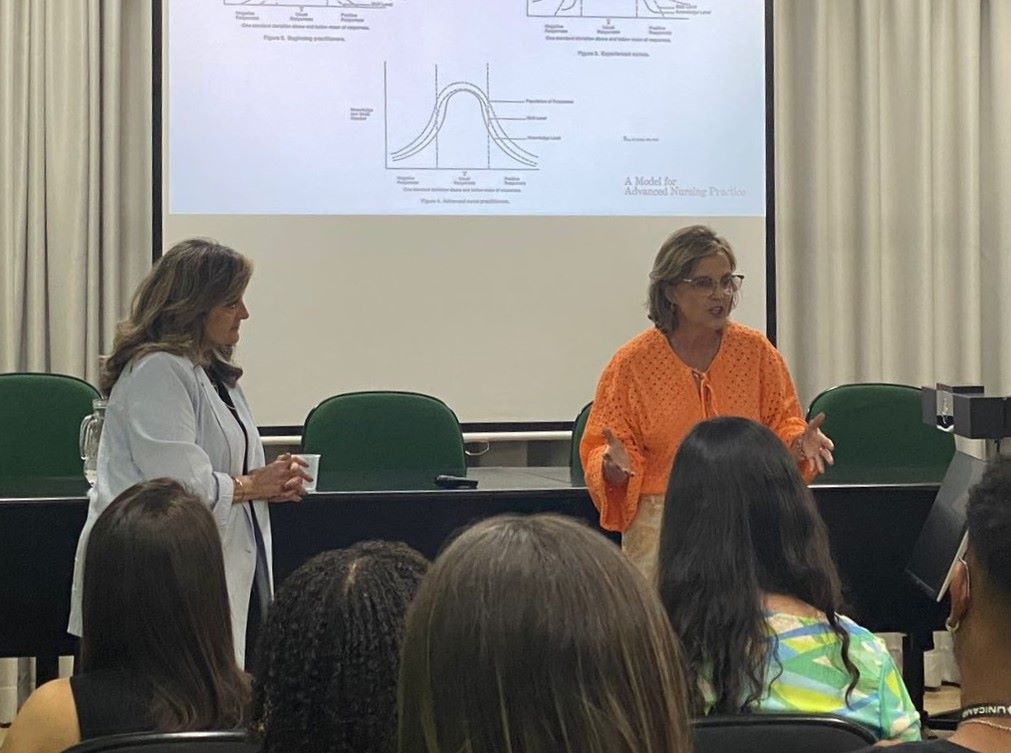Profa. Dra. Maria Cecília Bueno Jayme Gallani e Diretora da Faculdade de Enfermagem da Unicamp